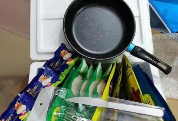 吴昕现身薇娅直播间,一边跳舞一边吃,3分种爆卖6400枚蛋黄酥