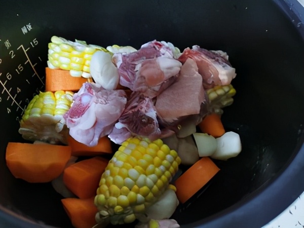 最简单的墨鱼猪骨汤,怎样做墨鱼汤好吃又简单又好喝