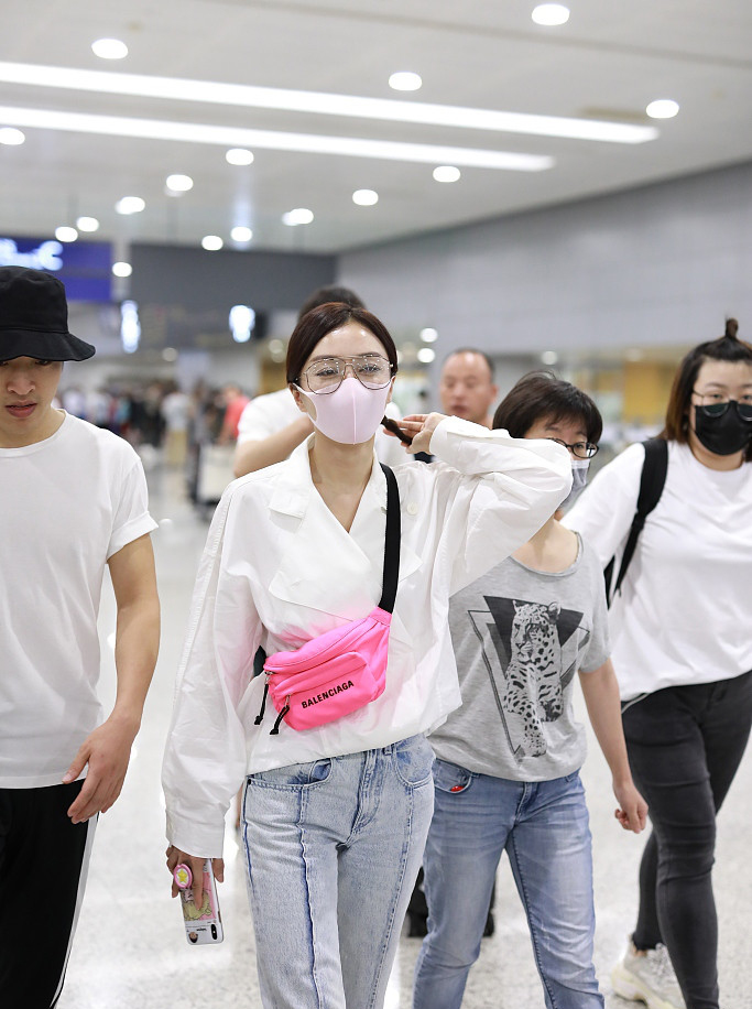 秦岚穿搭花少衬衫牛仔裤,秦岚toryburch牛仔裤