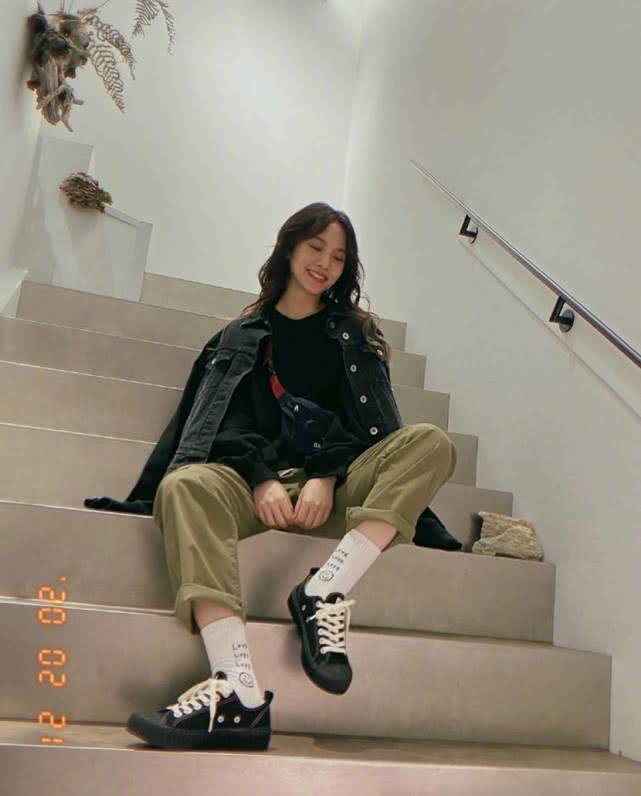 36岁杨丞琳童颜依旧！一身牛仔连体裤配泡面大波浪，减龄感十足