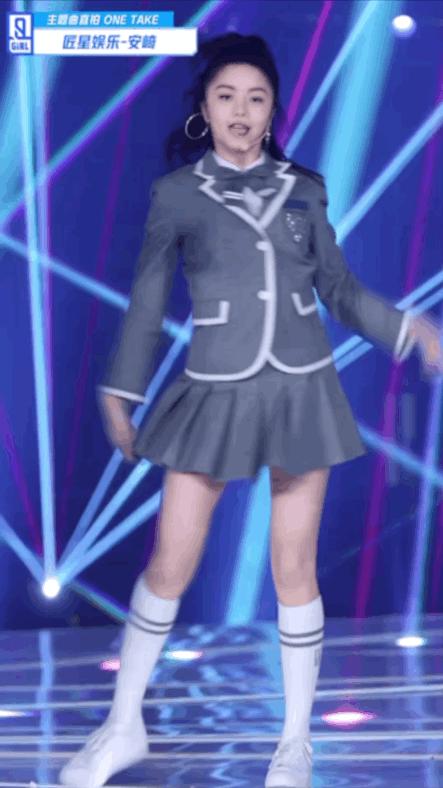 秦牛正威都没有忘动作，SNH宋昕冉直拍居然忘动作，足足停顿20秒