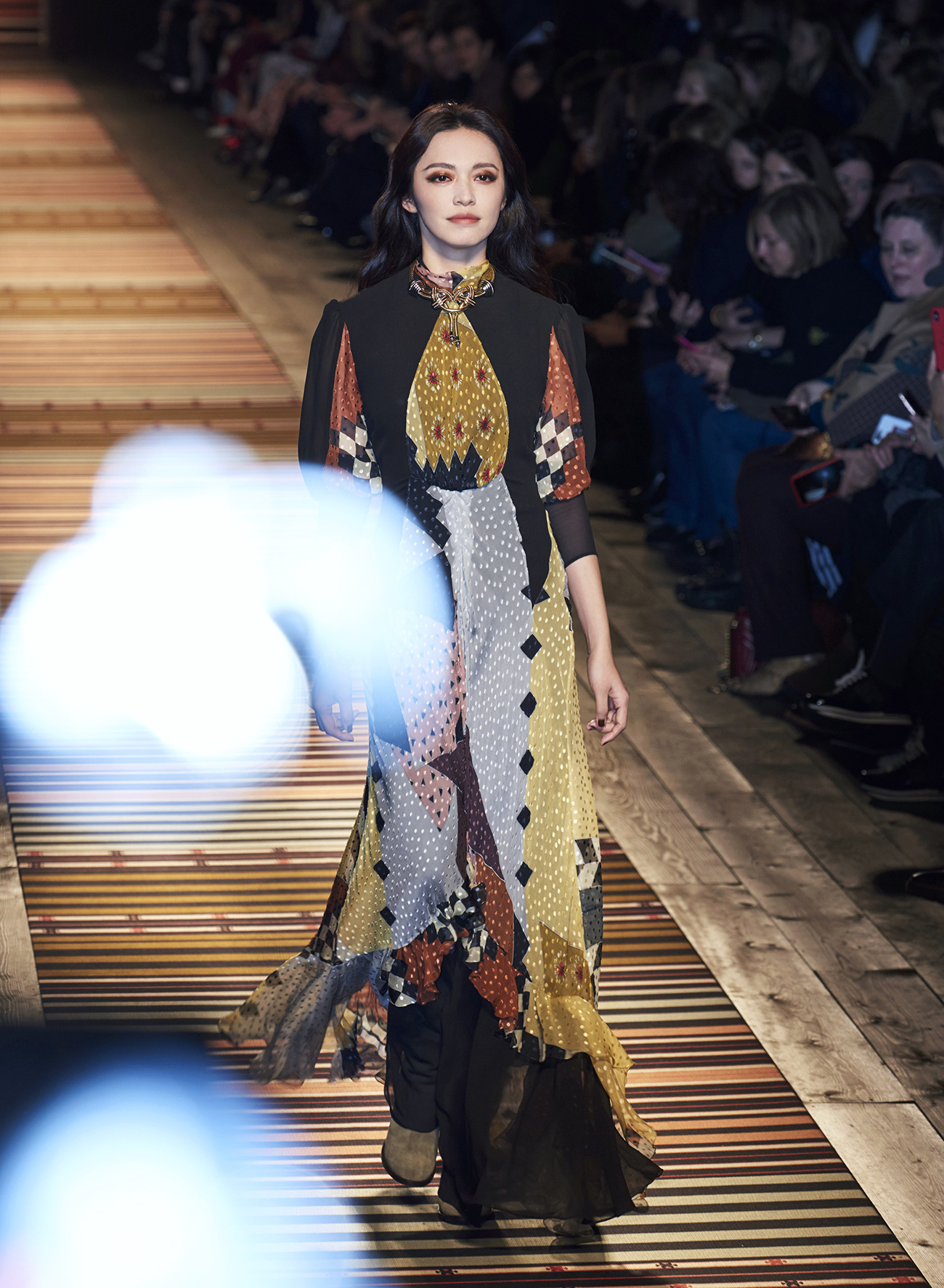 姚晨穿黑白连身裙亮相某活动,姚晨穿搭虽气势凛然