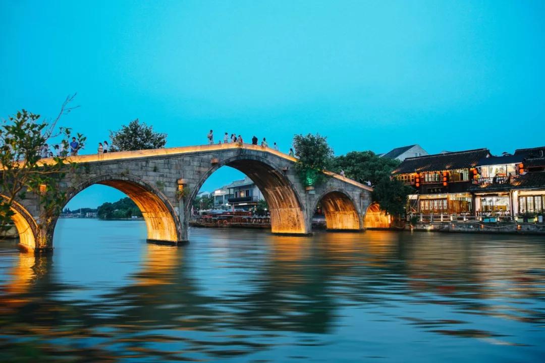 朱家角古镇和新场古镇哪个大一点,新场古镇和朱家角哪里好吃的多