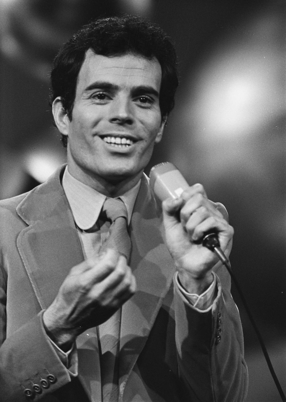 他被评为史上最强拉丁艺人，西班牙菲律宾混血，音乐时尚全面发展