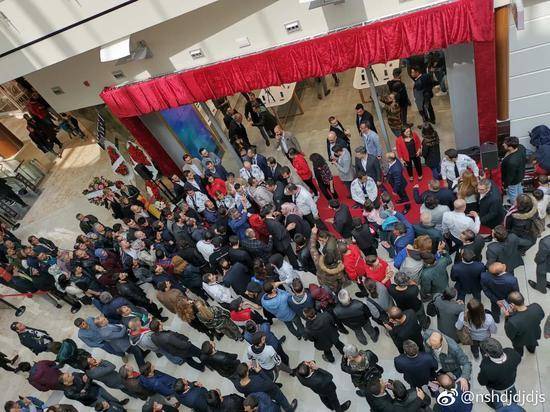 美国宣传华为手机,美国排队购买华为手机