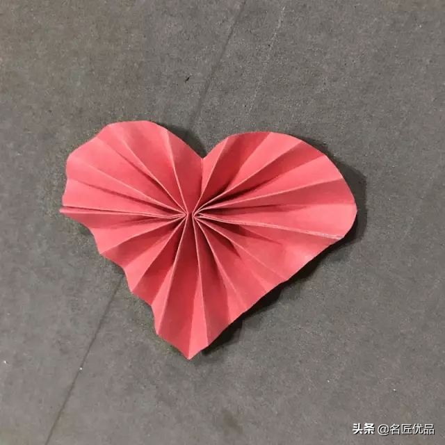 看别人剪新年剪纸很好看,怎么用剪刀来剪新年剪纸