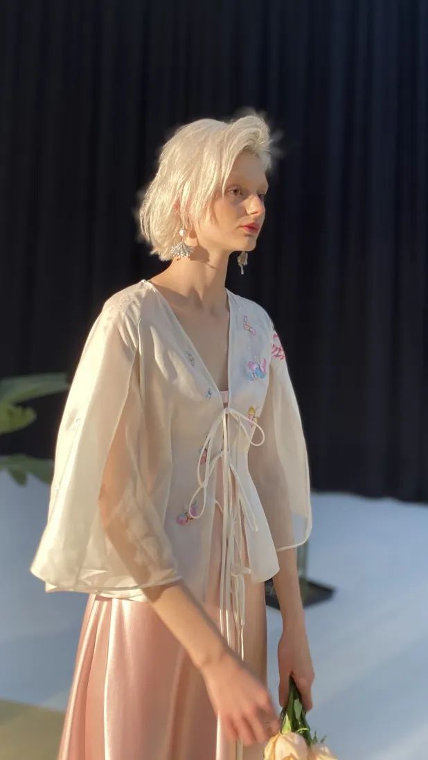 兰公子变身“巧手神探”百乐门老板娘｜纸上刺绣，别具匠心