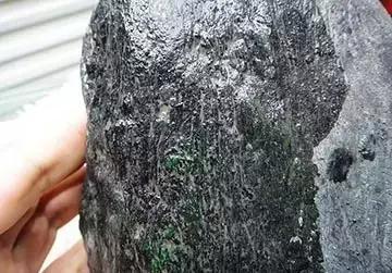 挑选翡翠手镯时会踏进哪些误区,怎样挑选翡翠原石赌石