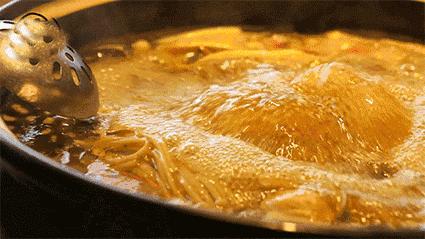 中国人又对火锅下手:火锅奶茶、火锅蛋糕,而老外吃的火锅更奇怪