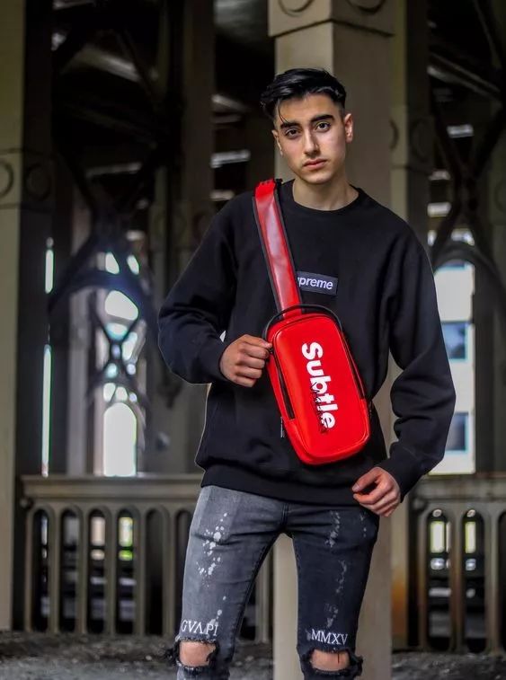 比较有特色的服饰配饰,搭配时尚衣服的双肩包