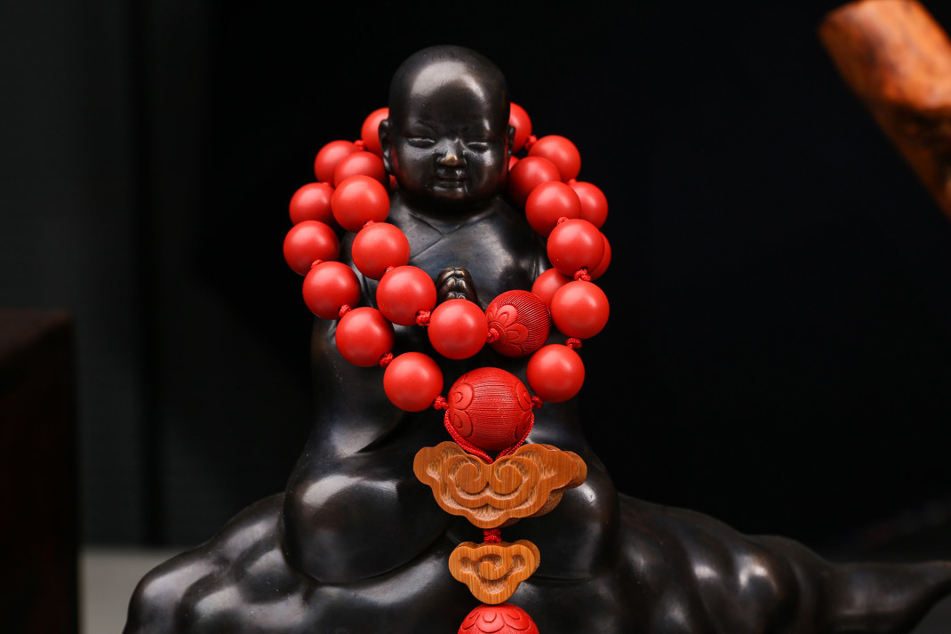 把朱砂戴在胸口有副作用吗,朱砂手镯的佩戴和保养