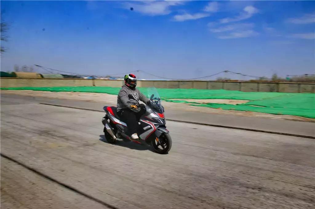 鍜宻rmax300鍚岀骇鐨勮溅,srmax300楠戣鎰熷彈