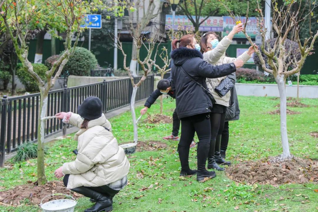 会玩!公园空降一批“暖宝宝”,只为给“老铁”暖暖心