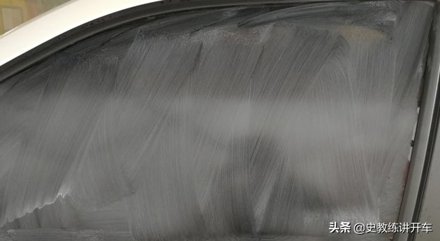汽车前挡玻璃油膜怎么去除,怎样去除汽车前挡玻璃油膜妙招