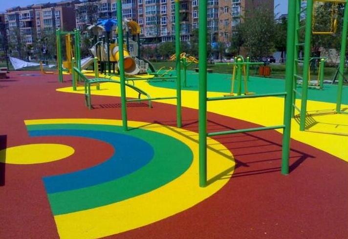 室外地面体育场地用什么材料铺,室外篮球场地面材料价格对比