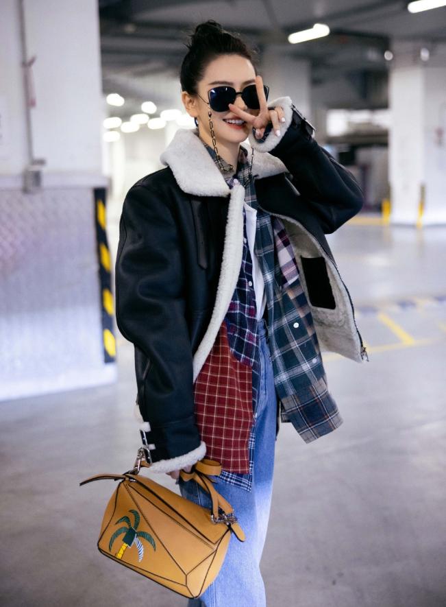 山花浪漫不及眉间一点朱砂，万千颜色都不如红色艳丽好穿搭