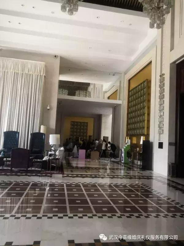 法式白绿色草坪婚礼布置,白绿色系婚礼调色教程