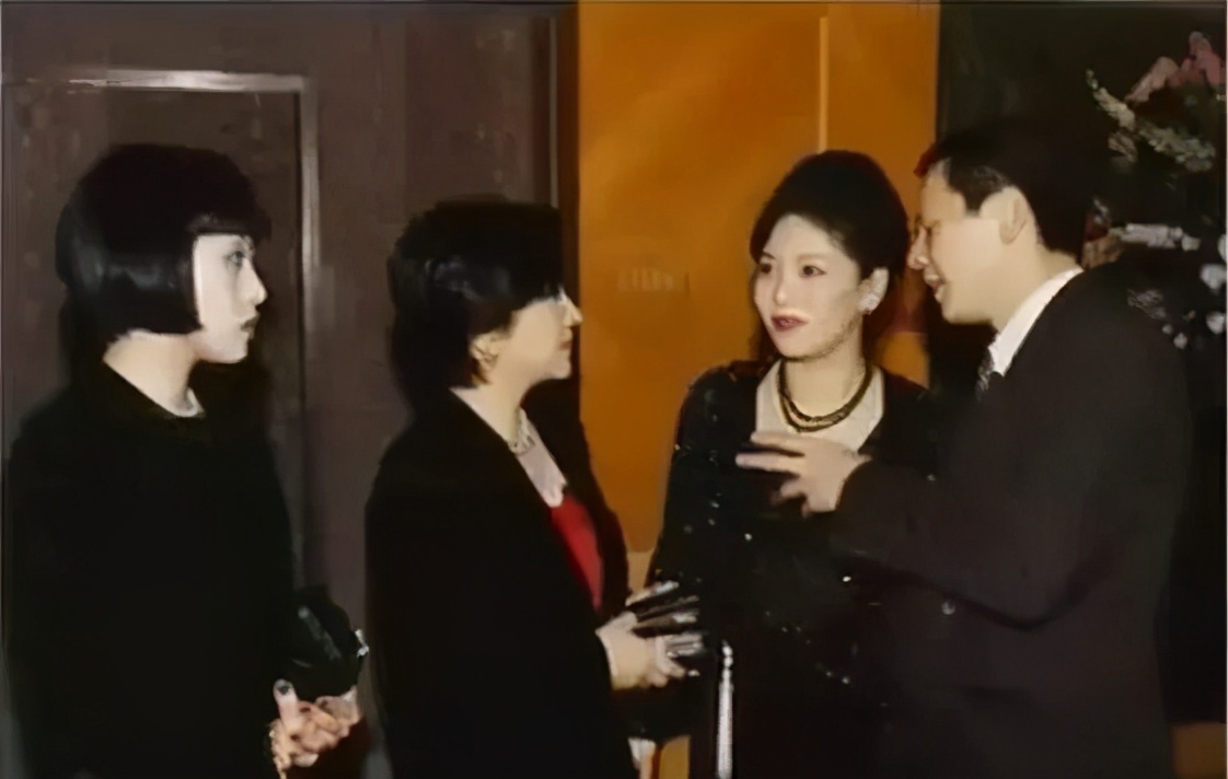 逼成龙下跪、掌掴曾志伟、封杀张柏芝？深扒向氏夫妇叱咤港圈史