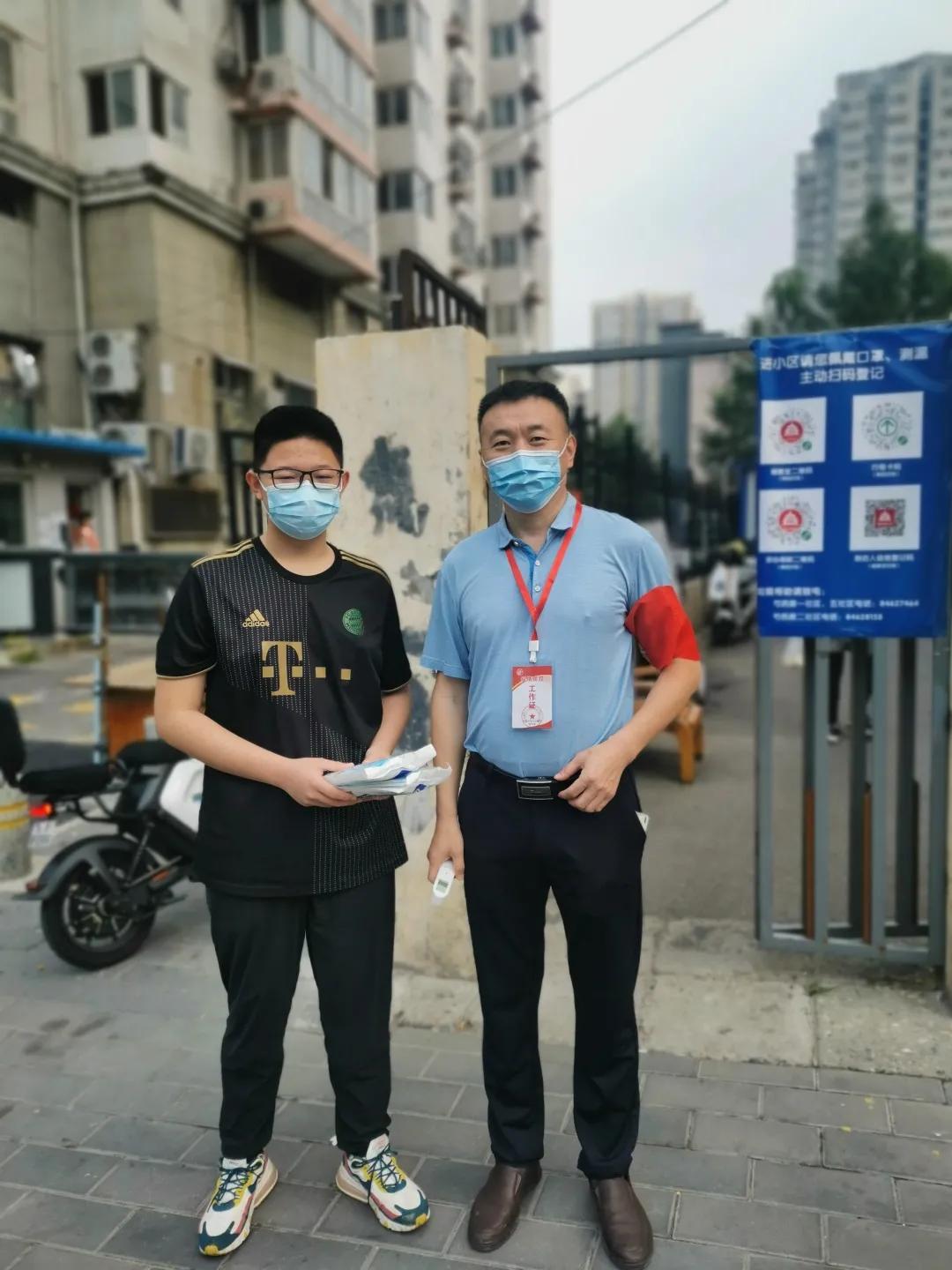 他们坚守在疫情防控一线,防控疫情他们在风雪中坚守