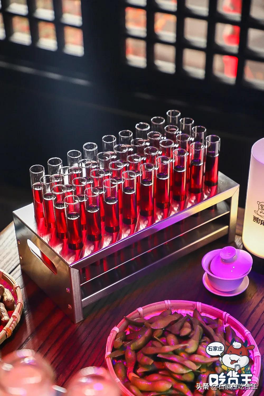 成都贰麻酒馆点啥酒,成都爆火的贰麻酒馆携手泸州老窖