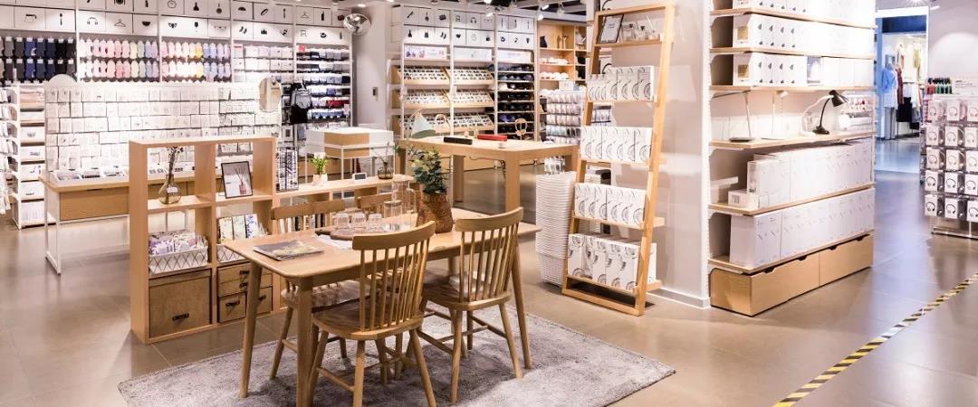 狂喷马云，爱看李嘉诚自传，他出身放牛娃如今却100亿身家