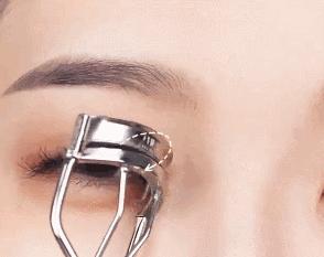 吴谨言迪丽热巴对比惨烈，热巴年纪更小却因这个bug显老10岁？