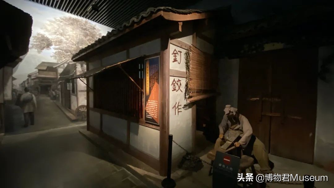 物开一刃为“刀”，两面*刃开**为“剑”，双刀相交为“剪”