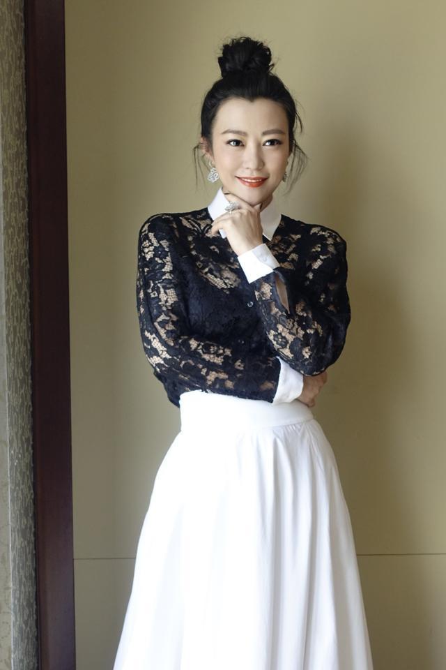 郝蕾穿搭大全,郝蕾深v礼服走红毯身材