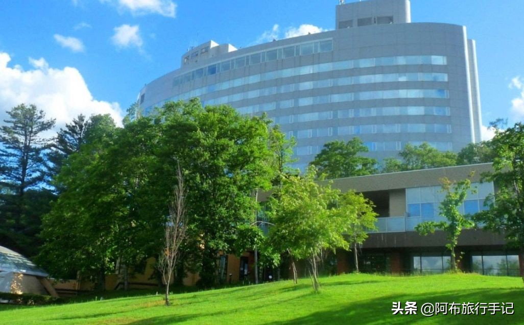 住在日本前世界首富的酒店里什么感觉，小镇青年的世界他不懂