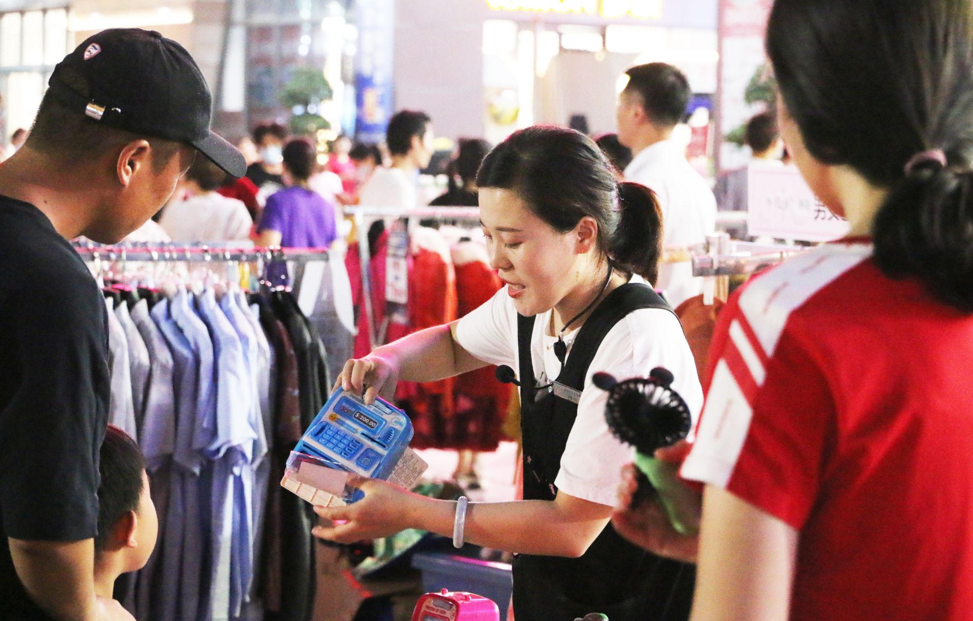 楼里忙促销楼外办夜市｜澳德乐发挥资源优势，创新模式扩大消费力