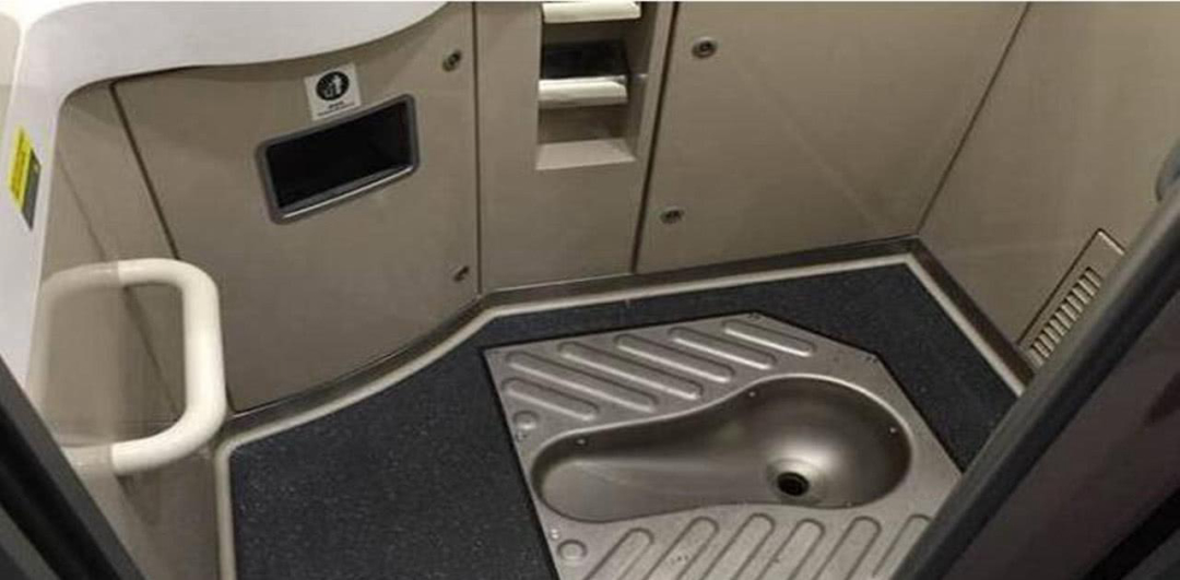 火车厕所孔为何那么小能冲下去吗,火车厕所孔为何那么小原理动画