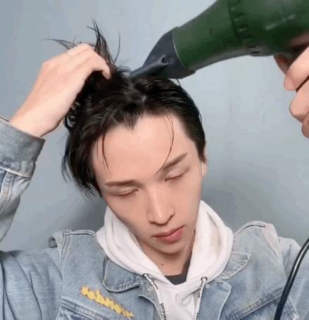 自己在家剪头发不用去理发店了,不能出去理发在家理发怎么理