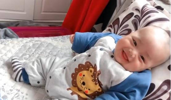 哥哥给弟弟示范吹气球，把气球“吹”跑了，网友：弟弟的笑真治愈