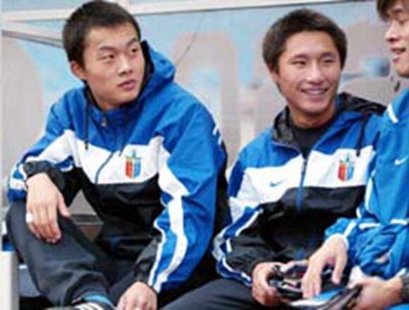 中国足球背后经济原因,国青拜金四少再聚首完整版