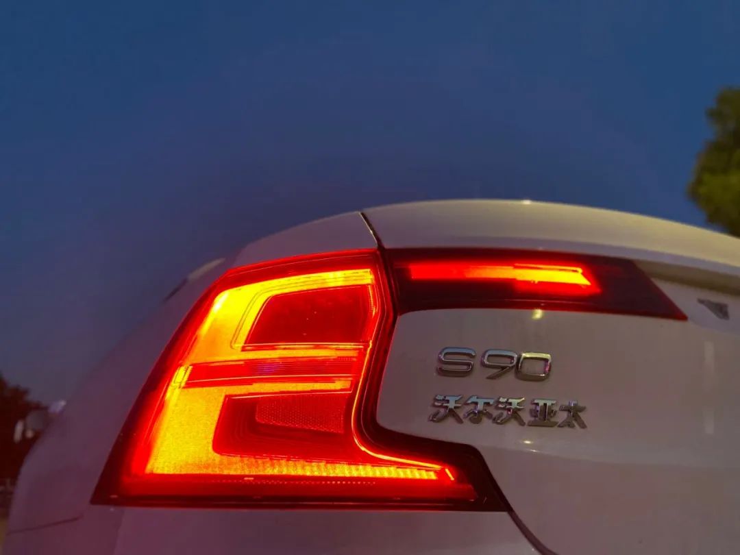 沃尔沃s90智逸豪华2022款使用说明,沃尔沃s90t8混动版2022款缺陷