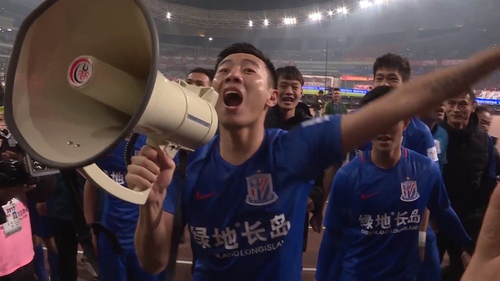 上海上港与上海申花球迷打架后续,赛后上港与申花队员握手