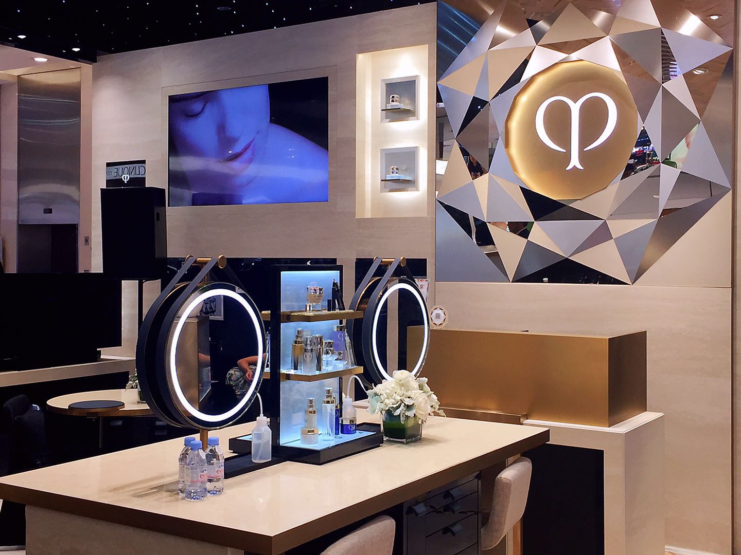 奢美密钥至臻尊耀CPB肌肤之钥璀璨亮相成都伊势丹