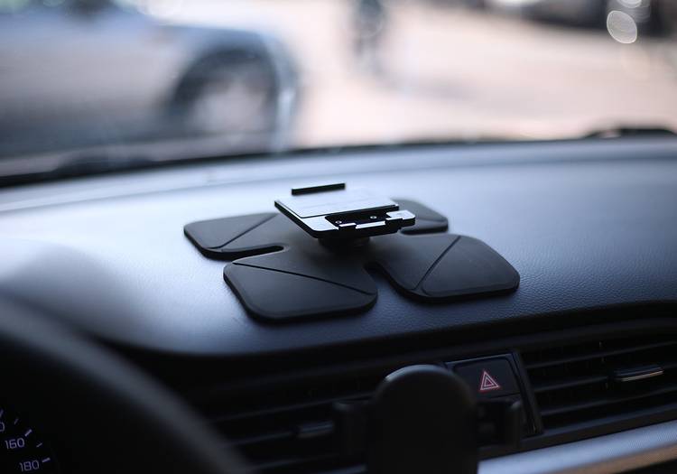 百路达HUD：听歌追剧看小猪佩奇？这才是车载导航的正确打开方式