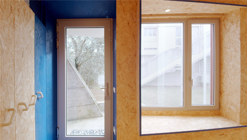 她买下26㎡自行车棚，将屋内铺满欧松板，一个人越住越舒服