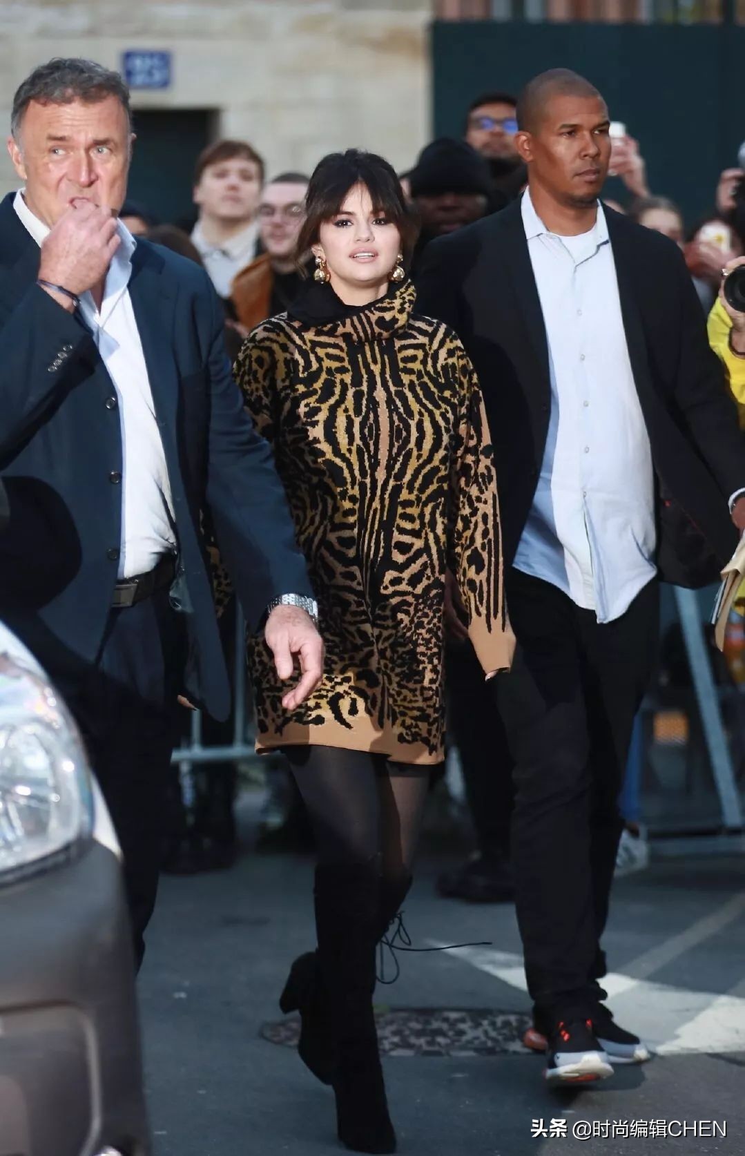 赛琳娜一天内增减10斤？一袭长袍体态瘦成超模，穿针织裙胖成富婆