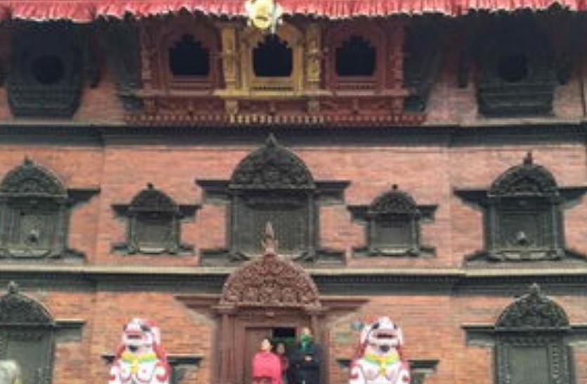 尼泊尔“活女神”双脚不能沾地,初潮就退位,无人敢娶