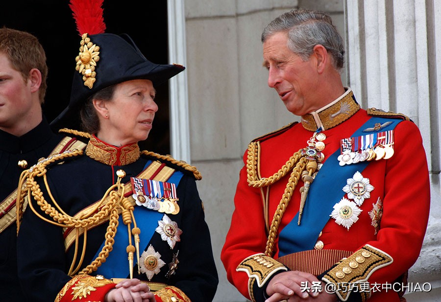 10张可爱的照片，显示查尔斯王子和安妮公主的亲密同胞关系