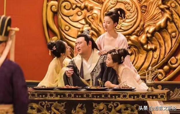 皇帝刚去世，13岁太子就将魔爪伸向了后妈，却意外成就一明君