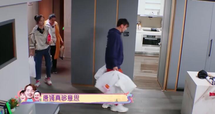 唐嫣童瑶给杨烁送东西,杨烁童瑶唐嫣上节目