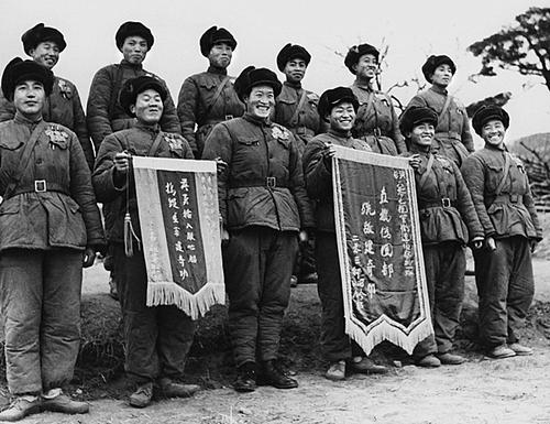 老兵坐飞机被美国人嘲笑,老兵嘲讽新兵被教训了后续