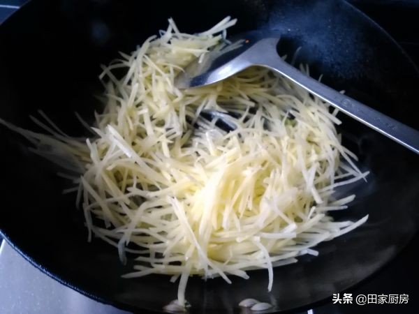 炒土豆丝不用焯水的方法,炒土豆丝不焯水怎么不粘锅