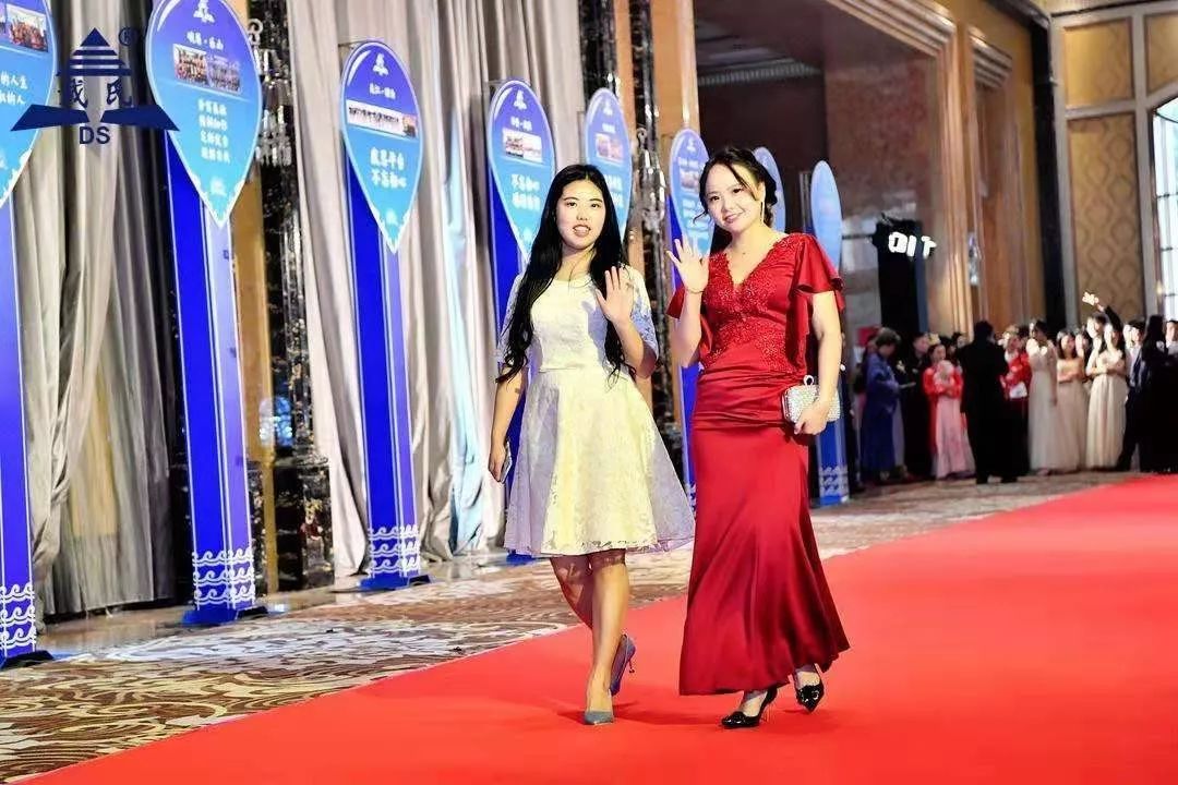 规范自律天道酬勤，奉献担当人心有秤，戴氏教育名航部拜年会