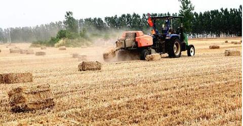 柿黄集村:麦秸打捆成饲料一天能挣400多