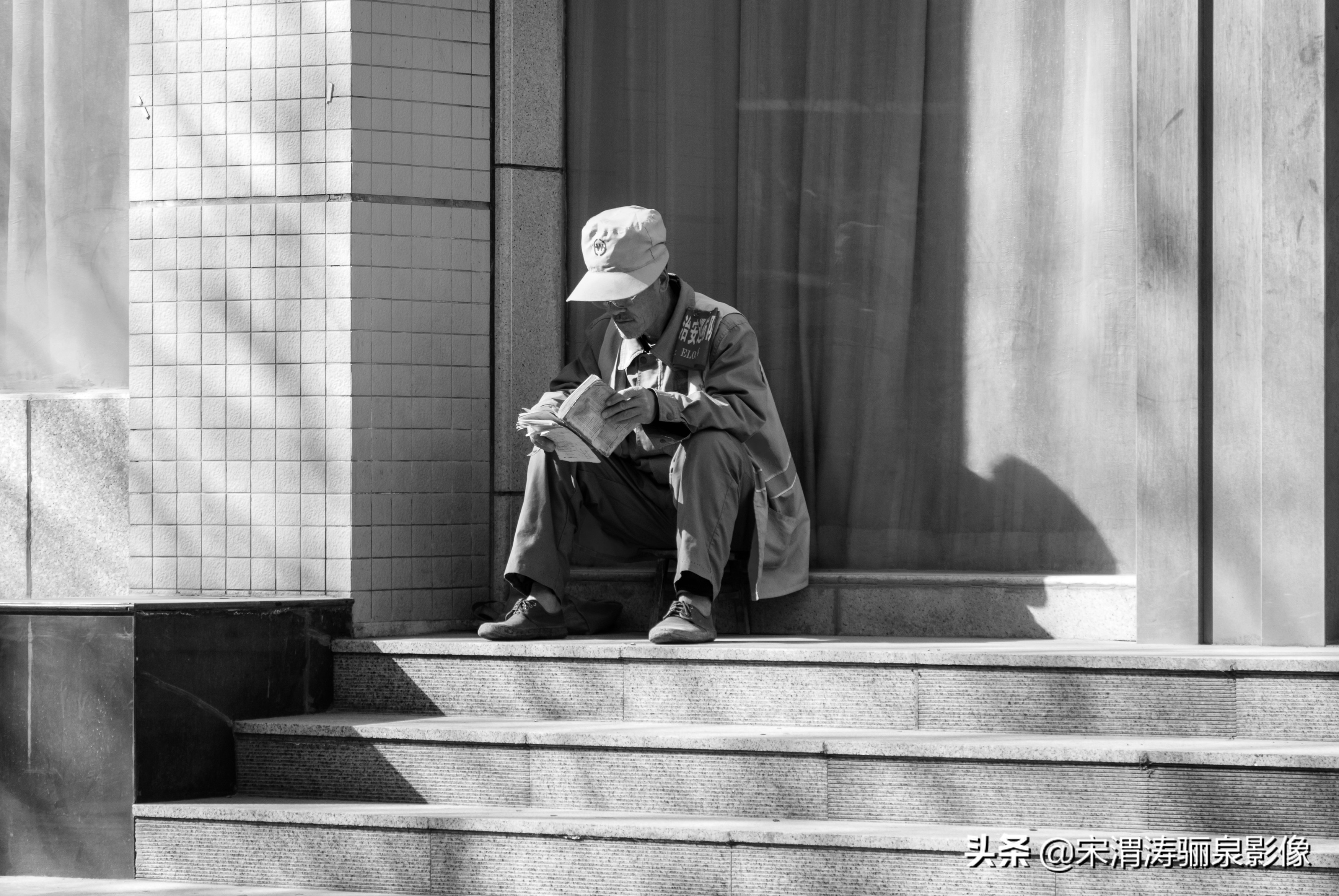 他排除残疾的身体,努力在工作之余记录和反映草根人群的生存状况