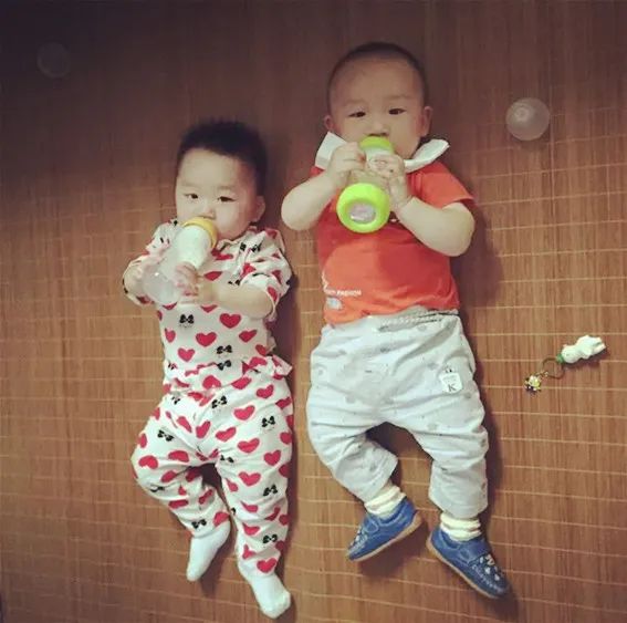 婴儿反胃吐奶小妙招,学习宝宝吐奶正确做法